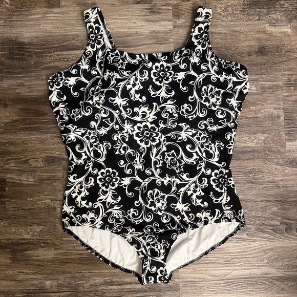NWOT Lands’ End Women’s Black White Floral One Piece Swimsuit Size 24W